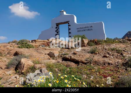 Betancuria, Villa Historica, porte blanche à la limite municipale, rochers, Fuerteventura, îles Canaries, Espagne Banque D'Images