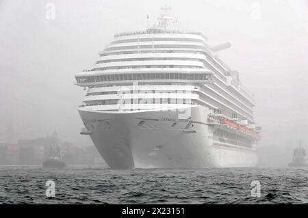 Bateau de croisière CARNEVAL DREAM, 306m, année de construction 2009, 4631 passagers, entrant dans le port de Venise, Un grand bateau de croisière émerge de la Banque D'Images