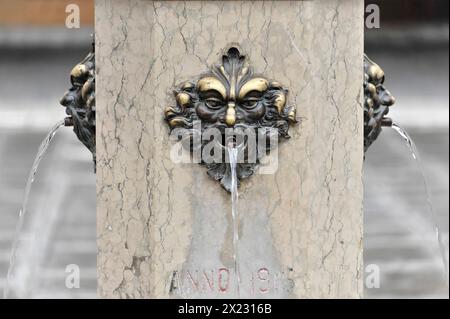 Marché du Rialto, fontaine de coquillage, détail d'une fontaine historique avec gargouille, Venise, Vénétie, Italie Banque D'Images