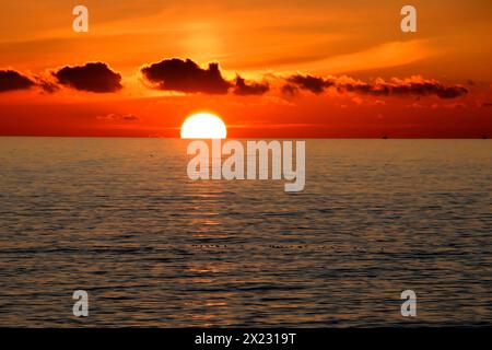 Plage à 5 km au sud de Westerland, Sylt, Île de Frise du Nord, Schleswig Holstein, coucher de soleil spectaculaire sur la mer avec des nuages incandescents et l'obscurité Banque D'Images