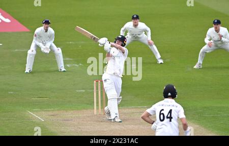 Hove UK 19 avril 2024 - Miles Hammond du Gloucestershire affronte Sussex lors du match de cricket de Vitality County Championship League Two au 1er Central County Ground à Hove : Credit Simon Dack /TPI/ Alamy Live News Banque D'Images