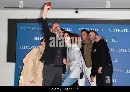 Regisseur Simone Godano mit seinem Cast beim Photocall zum Kinofilm Sei Fratelli im Cinema Barberini. ROM, 19.04.2024 *** le réalisateur Simone Godano avec son casting à la photocall pour le film Sei Fratelli au Cinema Barberini Rome, 19 04 2024 Foto:XA.XM.xTinghinox/xFuturexImagex fratelli 4490 Banque D'Images