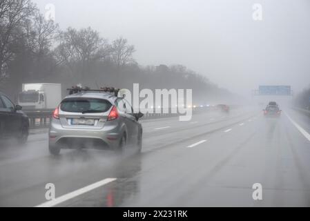 Mauvaise visibilité sous la pluie sur l'autoroute A 9, Thuringe, Allemagne Banque D'Images