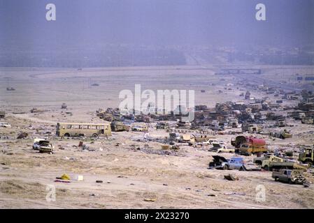 Première Guerre du Golfe : le 1er avril 1991 a détruit des véhicules de l'armée irakienne le long de la "route de la mort" sur la route de Bassorah, à l'ouest de Koweït City. Banque D'Images