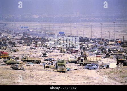 Première Guerre du Golfe : le 1er avril 1991 a détruit des véhicules de l'armée irakienne le long de la "route de la mort" sur la route de Bassorah, à l'ouest de Koweït City. Banque D'Images