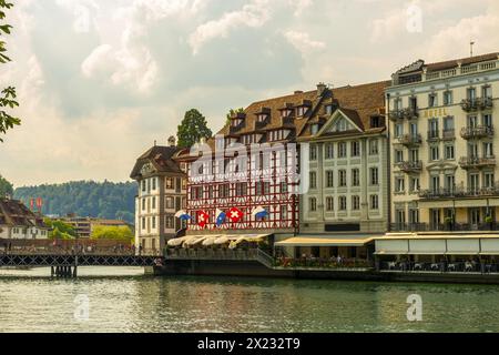 Rivière Reuss et ville de Lucerne avec Hôtel de luxe en Suisse Banque D'Images