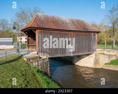 Le pont de sel, pont couvert en bois sur la rivière ILM, Grossheringen, Thuringe, Allemagne Banque D'Images