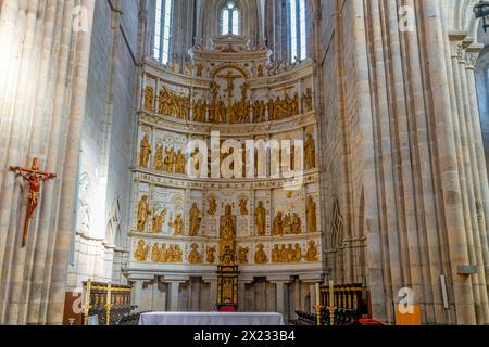 Intérieur de la cathédrale de Guarda, Portugal. Le magnifique autel principal est fait de calcaire ançã par l'atelier de Ruão de João à Coimbra et est un exce Banque D'Images