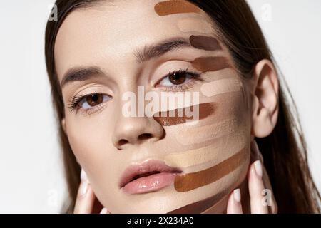 Séduisant jeune femme présentant des produits de beauté comme fond de teint. Banque D'Images