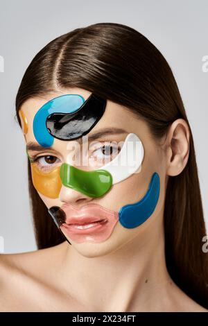 Une jeune femme pose avec des patchs oculaires sur son visage, montrant sa transformation créative et imaginative. Banque D'Images