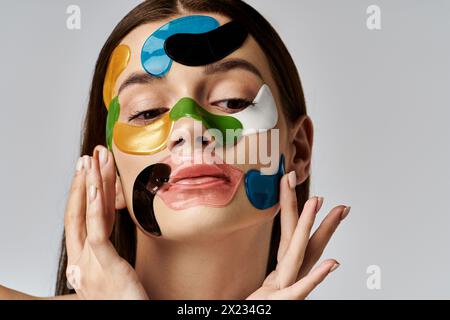 Une belle jeune femme avec des patchs oculaires sur son visage, mettant en valeur l'expression artistique et la créativité. Banque D'Images