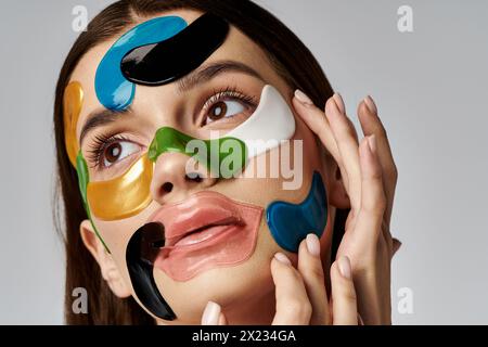 Une belle jeune femme avec des patchs oculaires sur son visage dans une pose sereine. Banque D'Images