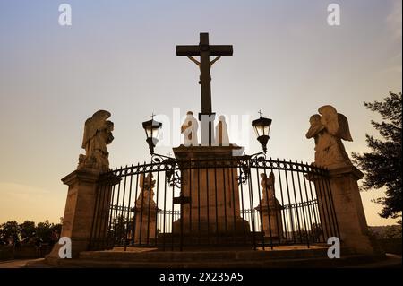 Croix de Jésus et statues d'ange, Avignon, Vaucluse, Provence-Alpes-Côte d'Azur, Sud de la France, France Banque D'Images