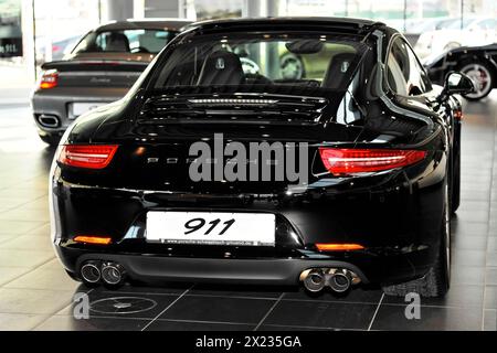 Vue arrière d'une Porsche 911 noire dans un showroom, Schwaebisch Gmuend, Bade-Wuerttemberg, Allemagne Banque D'Images