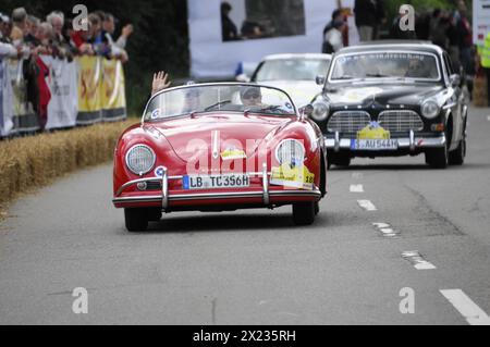 Une Porsche 356 rouge lors d'un rallye de voitures classiques entouré de spectateurs, SOLITUDE REVIVAL 2011, Stuttgart, Bade-Wuerttemberg, Allemagne Banque D'Images