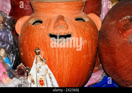 Aéroport AUGUSTO C. SANDINO, Managua, Un navire en argile rouge au visage sculpté entouré d'autres objets artisanaux, Nicaragua, Amérique centrale, centrale Banque D'Images