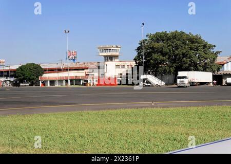 Aéroport AUGUSTO C. SANDINO, Managua, tour de contrôle et bâtiments sur un site aéroportuaire, Nicaragua, Amérique centrale, Amérique centrale Banque D'Images