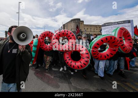 Naples, Italie. 19 avril 2024. Des jeunes manifestent avec LIFESSAVE contre le G7 à Capri pour manifester contre la guerre contre les Palestiniens au moyen-Orient crédit : Independent photo Agency/Alamy Live News Banque D'Images