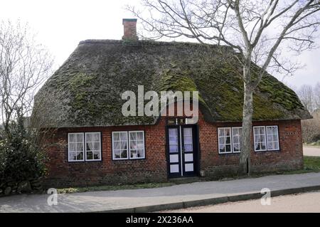 Sylt, Île de Frise Nord, Schleswig Holstein, petite maison en briques rouges avec toit de chaume, fenêtres et une entrée sous une lanterne, Sylt, Nord Banque D'Images