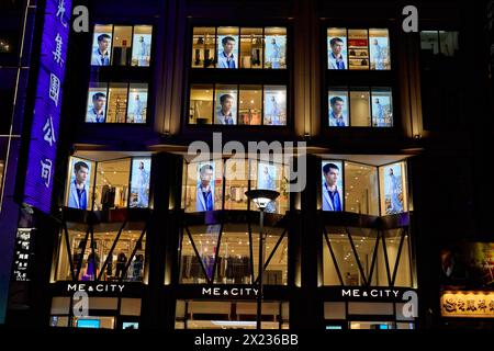 Shanghai la nuit, Chine, Asie, vue nocturne d'une boutique illuminée avec présentation de mode dans la vitrine, Shanghai Banque D'Images