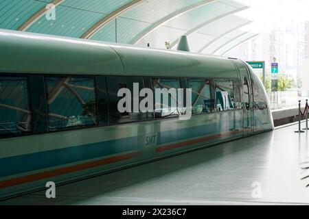 Shanghai Transquick Maglev Gare de Shanghai Maglev, Shanghai, Chine, Asie, une plate-forme vide avec un train prêt à partir et moderne Banque D'Images