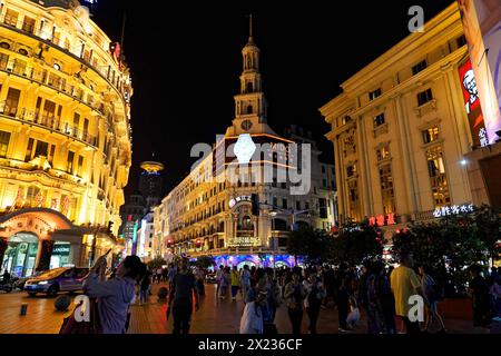 Promenez-vous le soir dans Shanghai vers les sites touristiques, Shanghai, rue nocturne avec des bâtiments et des passants éclairés, Shanghai, République populaire de Banque D'Images