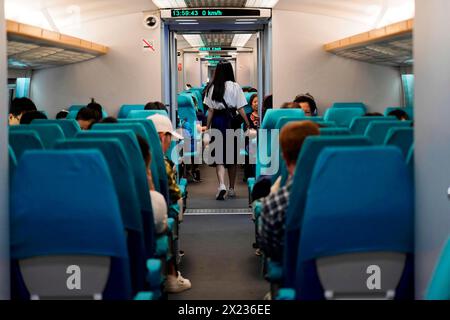 Shanghai Transquick Maglev Shanghai gare d'arrêt de train maglev, Shanghai, Chine, Asie, vue à travers l'allée dans le train à grande vitesse Banque D'Images