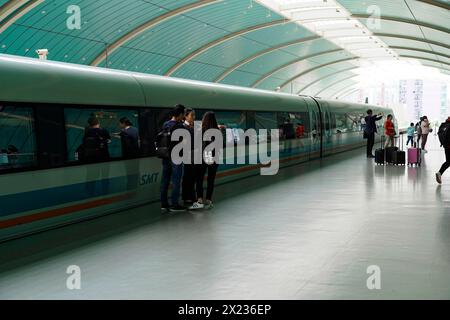 Shanghai Transquick Maglev Gare de Shanghai Maglev, Shanghai, Chine, Asie, passagers attendant à côté d'un train sur une plate-forme moderne avec Banque D'Images