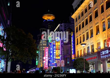 Promenade en soirée à travers Shanghai pour les sites, Shanghai, scène urbaine la nuit avec panneaux d'affichage illuminés et gratte-ciel, Shanghai, gens Banque D'Images