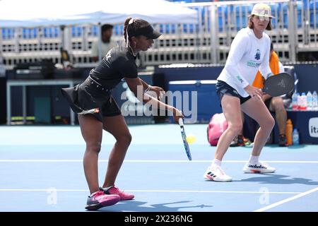 Tyra Black frappe le ballon au tournoi d'exposition Major League Pickleball à l'Open de Miami le 28 mars 2024 à Miami Gardens, FL. (Crédit : Paul Fong/image du sport) Banque D'Images