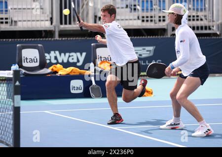 Rob Cassidy accélère un rallye au tournoi d'exposition Major League Pickleball à l'Open de Miami le 28 mars 2024 à Miami Gardens, FL. (Crédit : Paul Fong/image du sport) Banque D'Images