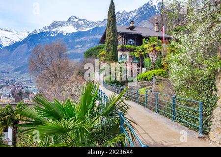 Tappeiner Promenade, Tappeiner Trail au printemps avec le Groupe Texel, Merano, Pass Valley, Adige Valley, Burggrafenamt, Alpes, Tyrol du Sud Banque D'Images