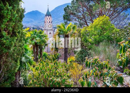 Végétation subtropicale au printemps sur la promenade Tappeiner avec la tour de l'église paroissiale, Merano, Vallée du col, Vallée de l'Adige, Burggrafenamt Banque D'Images