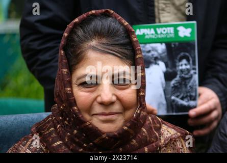 Srinagar, Cachemire, Inde. 19 avril 2024. L'ancien ministre en chef du Jammu-et-Cachemire et chef du Parti démocratique du peuple (PDP), Mehbooba Mufti, prend la parole lors d'une conférence de presse pour les prochaines élections générales. (Crédit image : © Firdous Nazir/eyepix via ZUMA Press Wire) USAGE ÉDITORIAL SEULEMENT! Non destiné à UN USAGE commercial ! Banque D'Images