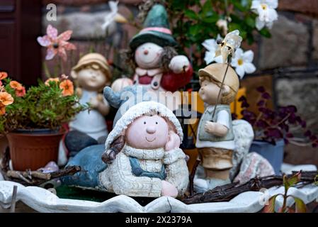 Décoration dans un jardin avant, figures en céramique, gnomes de jardin, fleurs, vieille ville, Ortenberg, Vogelsberg, Wetterau, Hesse, Allemagne Banque D'Images