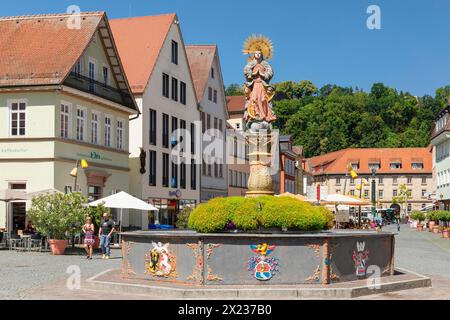 Vierge en croissant de lune à la fontaine Marienbrunnen sur la place du marché, Schwaebisch Gmuend, Bade-Wuerttemberg, Allemagne, Schwaebisch Gmuend Banque D'Images