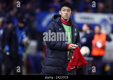 Bergame, Italie. 18 avril 2024. Wataru Endo, du Liverpool FC, regarde le match des quarts de finale de l'UEFA Europa League entre Atalanta BC et Liverpool FC au Gewiss Stadium le 18 avril 2024 à Bergame, en Italie . Crédit : Marco Canoniero/Alamy Live News Banque D'Images