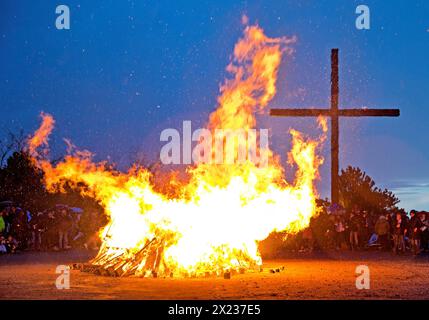 Feu de joie de Pâques sur la pointe du butin de Haniel devant la croix du sommet, Bottrop, région de la Ruhr, Rhénanie du Nord-Westphalie, Allemagne Banque D'Images