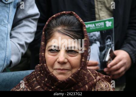 L'ancien ministre en chef du Jammu-et-Cachemire et chef du Parti démocratique du peuple (PDP), Mehbooba Mufti, prend la parole lors d'une conférence de presse pour les prochaines élections générales. (Photo Firdous Nazir/Eyepix Group/Sipa USA) Banque D'Images