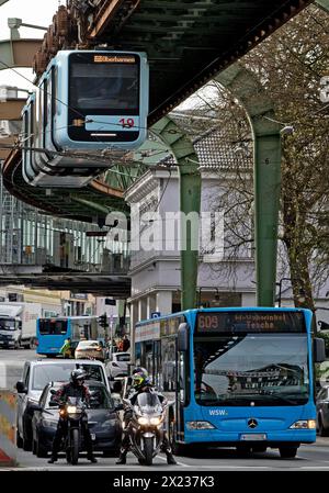 Transport avec train suspendu, bus, voitures et motos à Vohwinkel, Wuppertal, Bergisches Land, Rhénanie du Nord-Westphalie, Allemagne Banque D'Images