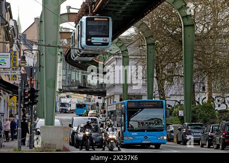 Transport avec train suspendu, bus, voitures et motos à Vohwinkel, Wuppertal, Bergisches Land, Rhénanie du Nord-Westphalie, Allemagne Banque D'Images