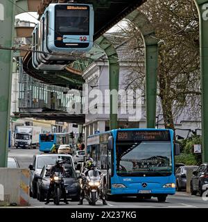 Transport avec train suspendu, bus, voitures et motos à Vohwinkel, Wuppertal, Bergisches Land, Rhénanie du Nord-Westphalie, Allemagne Banque D'Images