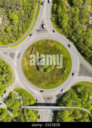 Pontypridd, pays de Galles - 18 avril 2024 : vue aérienne par drone du trafic circulant autour d'un rond-point sur la rocade de Church Village Banque D'Images