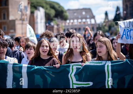 Rome, Italie. 19 avril 2024. Les étudiants en grève scolaire se rassemblent pour la résistance au climat, rejoints par les étudiants universitaires soutenant la Palestine ''End Fossil, End War' (crédit image : © Marco Di Gianvito/ZUMA Press Wire) USAGE ÉDITORIAL SEULEMENT! Non destiné à UN USAGE commercial ! Banque D'Images