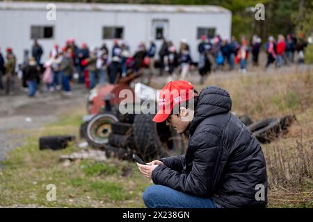 Brooklyn, États-Unis. 13 avril 2024. Un partisan de l’ancien président Trump regarde un téléphone portable alors que des milliers de personnes font la queue pour assister à un rassemblement de campagne le 13 avril 2024 à Schnecksville, en Pennsylvanie. Trump et le président démocrate Joe Biden sont les premiers candidats à la présidence lors des prochaines élections générales du 2024 novembre. (Photo de Michael Nigro/Pacific Press) crédit : Pacific Press Media production Corp./Alamy Live News Banque D'Images