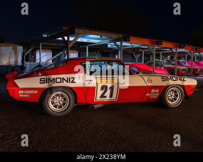 Une Chevrolet Camaro Z28 blanche et rouge 1974 dans le paddock la nuit, les membres Goodwood se réunissant à 81MM Banque D'Images