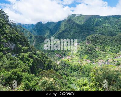 Belle vue sur les collines verdoyantes et la vallée du lieu de repos, point de vue à Sao Roque do Faial Santana, île de Madère, côte nord. Banque D'Images