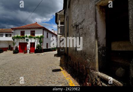 Square dans la vieille ville de Montalegre, Portugal Banque D'Images