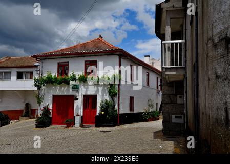 Square dans la vieille ville de Montalegre, Portugal Banque D'Images