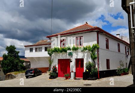 Square dans la vieille ville de Montalegre, Portugal Banque D'Images